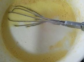 倒入牛奶搅拌均匀