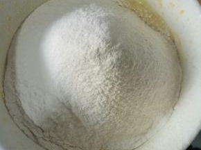 筛入低粉和泡打粉，用手动打蛋器呈“Z”字形搅拌均匀，不可以划圈搅拌，防止面粉起筋
