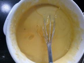 倒入融化好的黄油，也是呈“Z”字形搅拌均匀
黄油可以替换成植物油