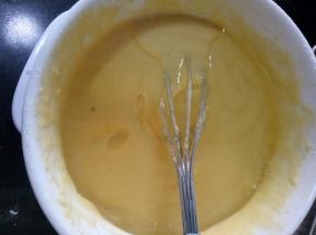倒入融化好的黄油，也是呈“Z”字形搅拌均匀
黄油可以替换成植物油