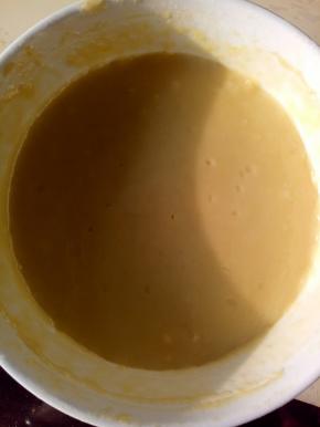 拌好的蛋糕糊用保鲜膜盖住，放入冰箱冷藏1小时以上