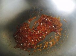 当变成琥珀色糖色时需要把火调到最小火，或者关火，以免糖色过重或者糊了。 糖色糊了后做出来的小肋排骨就会发苦。