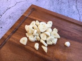 其中的8粒蒜切成片。 
另外4粒蒜切成末。