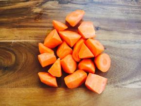 胡萝卜切滚刀块。