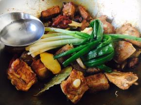 放入1大汤勺勺的米酒。 小心米酒易燃，注意安全，做好防护。 为了安全，也可以将这步放调在第17步以后操作。