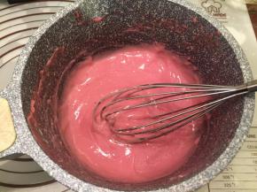 淡奶油，牛奶，糖，红曲粉放入奶锅小火加热，边加热边搅拌