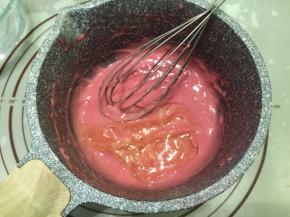 吉利丁沥干水分后放入奶锅，搅拌至无颗粒