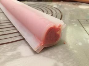 准备一个爱心夹心硅胶模，将做好的奶冻倒入模具内，放入冰箱冷冻一小时以上