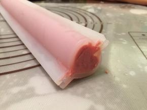 准备一个爱心夹心硅胶模，将做好的奶冻倒入模具内，放入冰箱冷冻一小时以上
