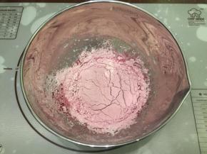 筛入低粉和红曲粉，滴入1滴红色色素