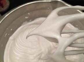 蛋清打发至粗泡，滴入几滴柠檬汁，三次将棉花糖加入蛋清内，打发至提起打蛋器蛋清呈大弯钩（即湿性发泡）