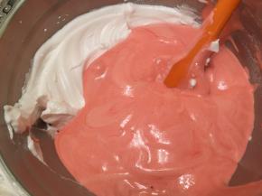 将蛋清和蛋黄糊混合均匀，上下翻拌均匀