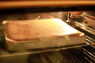 倒入方形烤盘内，表面刮平，轻震去气泡，烤箱预热150度上下火中层30分钟