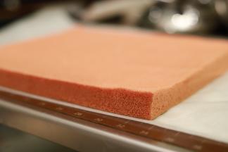 将蛋糕片边缘切整齐