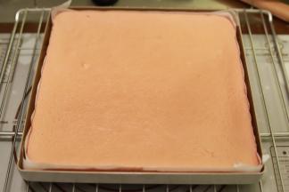 蛋糕片出炉后盖上油纸，倒扣放至温热