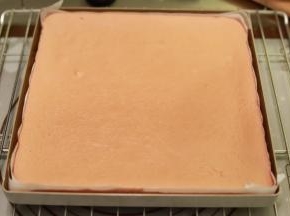 蛋糕片出炉后盖上油纸，倒扣放至温热
