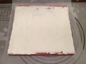 淡奶油加糖打发至六，七成，抹在蛋糕反面放上