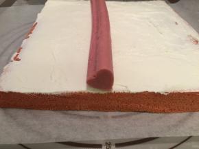 将爱心奶冻取出脱模，放在蛋糕片1/3处