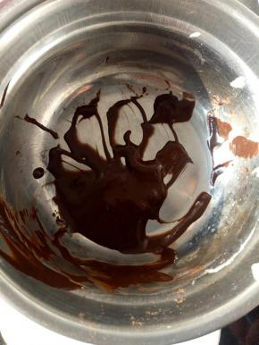 冷藏时间差不多了以后开始预热烤箱180度
接下来开始调色，取2克可可粉倒入适量温水搅拌均匀