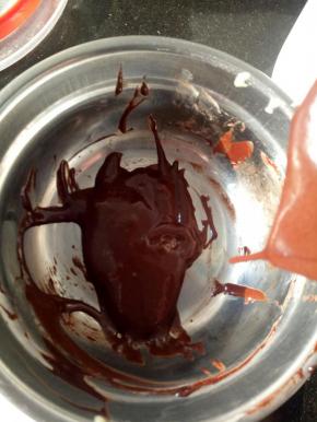 加入10克面糊翻拌均匀，装入裱花袋备用