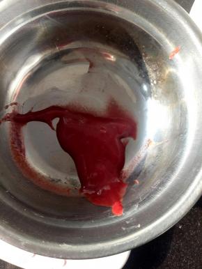 取8克面糊加入一点红曲粉或者红丝绒液，翻拌均匀后装入裱花袋备用（红色的面糊也可以用色素或者色粉代替）