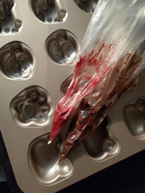 开始挤面糊装饰
