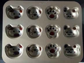 根据自己的喜好装饰好动物的嘴巴，耳朵等。
脸蛋，脚掌的中心和小猪的耳朵我用了红色，剩下的用的巧克力色