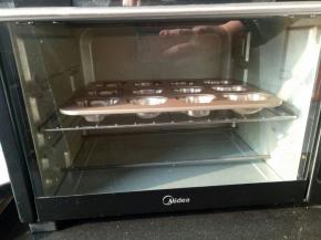 装饰好的面糊放入烤箱中层180度烤2分钟，将冷藏好的面糊装入裱花袋备用