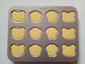 开始挤面糊，由于鸡蛋大小不同，面糊开始先挤七八分满，最后再逐一添加