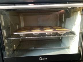 面糊挤好后轻震一下，放入烤箱中层180度烤20分钟（温度和时间根据自家烤箱脾气来）