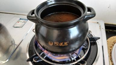 高汤倒入砂锅烧开