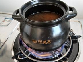 高汤倒入砂锅烧开