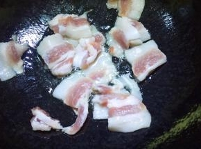 锅内留底油，放入肉片翻炒