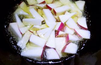 锅内放油烧热，放入萝卜块炸1分钟后捞出备用