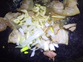 放入葱姜蒜翻炒