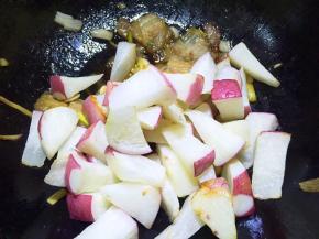 放入萝卜块翻炒片刻