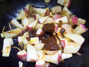 放入黄豆酱翻炒