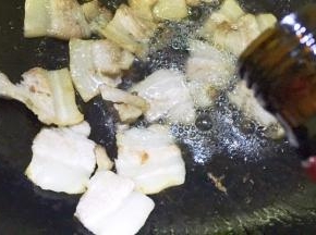 倒入料酒翻炒片刻