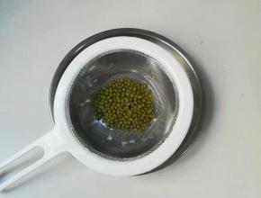 绿豆清洗干净浸泡两小时