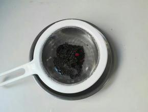 黑米洗净泡十五分钟