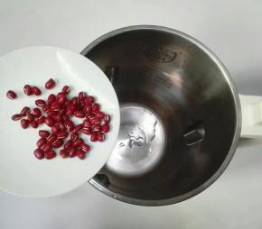 把泡好的红豆放进豆浆机里面