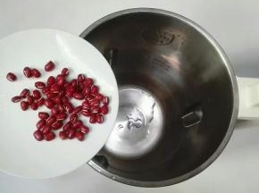 把泡好的红豆放进豆浆机里面