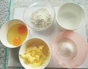 称出所有材料，两个鸡蛋比较小，蛋液约92克