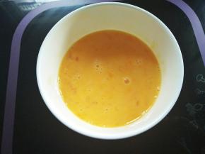 把鸡蛋打散，把面粉过筋，备用