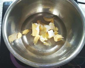 把水，盐，糖，盐放进小锅里混合