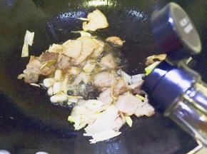 倒入生抽翻炒片刻