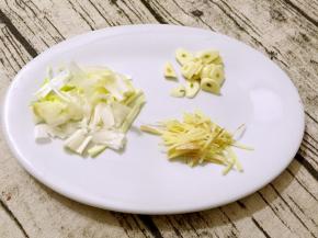 大葱切碎，生姜切丝，大蒜切片