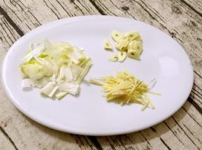 大葱切碎，生姜切丝，大蒜切片