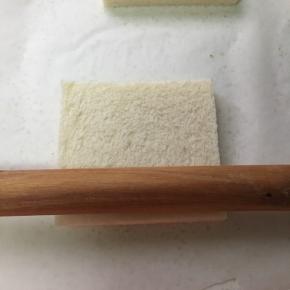 用擀面杖擀压成薄片