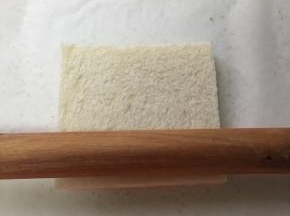 用擀面杖擀压成薄片